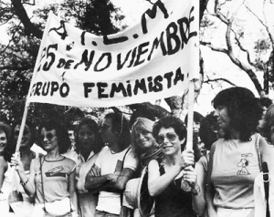 Hilda Rais y Marta Fontenla sosteniendo la bandera, en el centro Néstor Perlongher, 1983